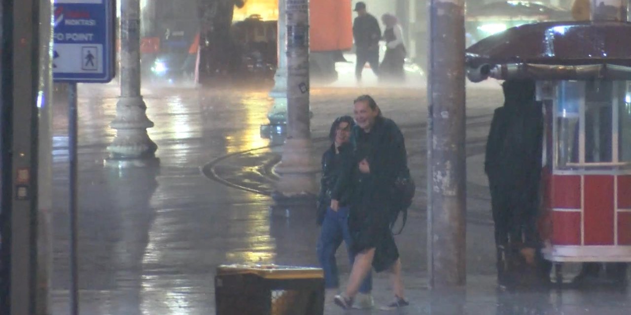 İstanbul-istanbul'da Yağış Etkili Oluyor; Gökyüzü Şimşeklerle Aydınlandı