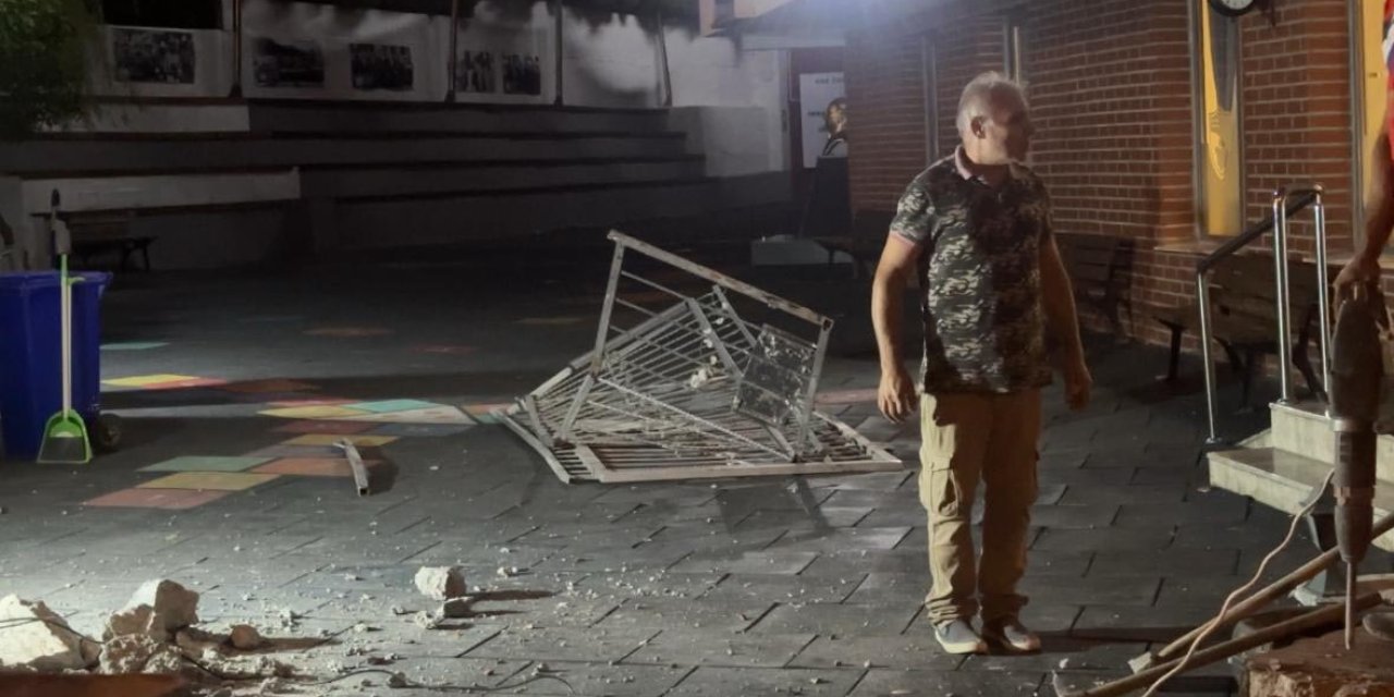 İzmir - Kontrolden Çıkan Otomobil, Okul Kapısını Kırıp İçeri Girdi: 1'i Çocuk 3 Yaralı