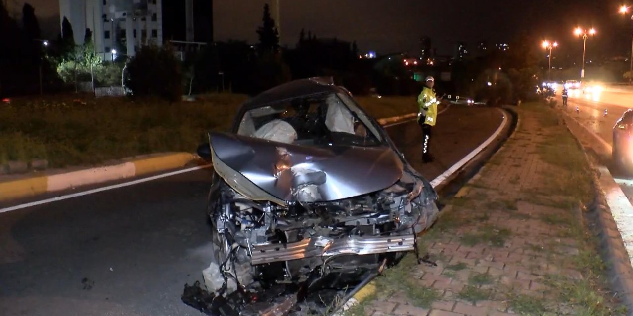 İstanbul-istanbul'da Aşırı Hız Kazalara Yol Açtı; Durağa Dalan Sürücüyü İtfaiye Kurtardı