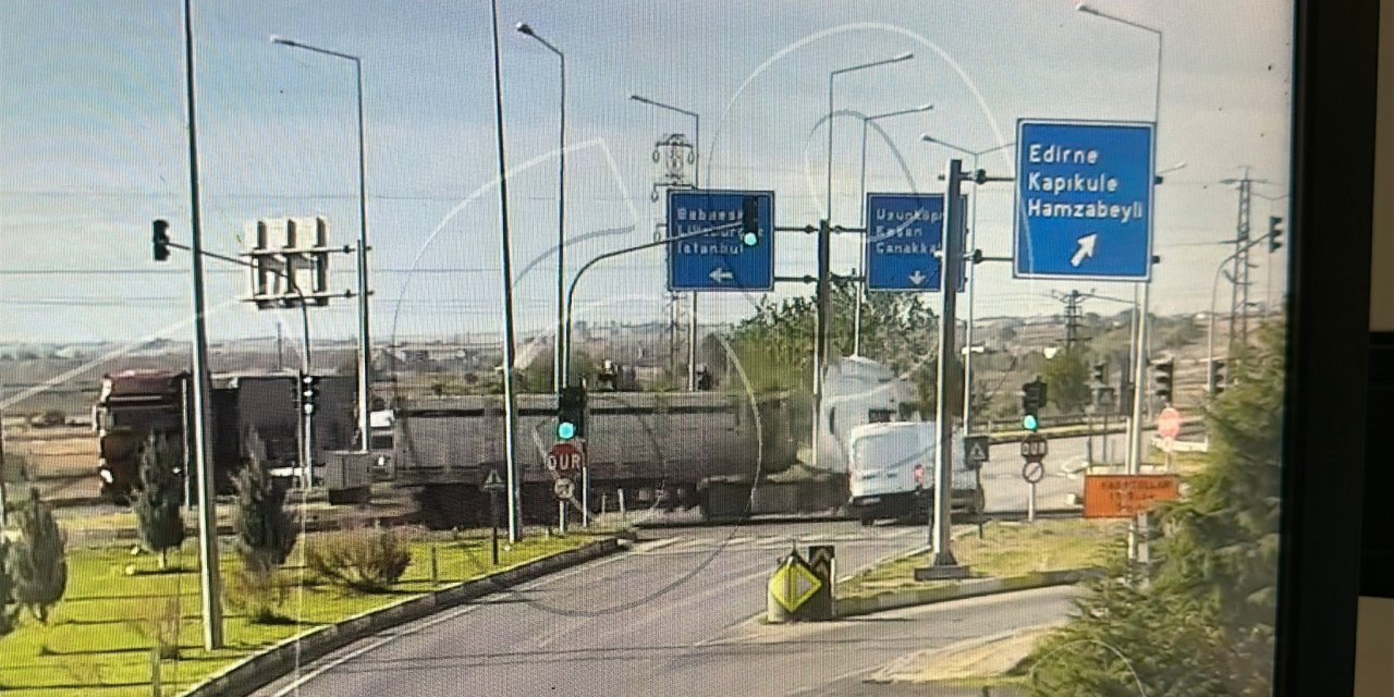 Kırmızıda Geçen Tır'ın Çarptığı Minibüsün Sürücüsü Yaralandı; Kaza Kamerada