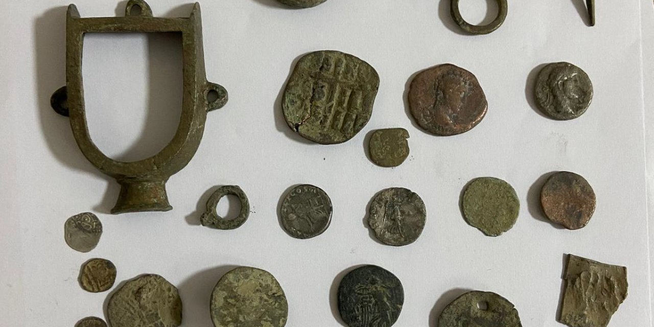 Durdurulan Araçtan Ruhsatsız Silahlar İle Sikkeler Çıktı