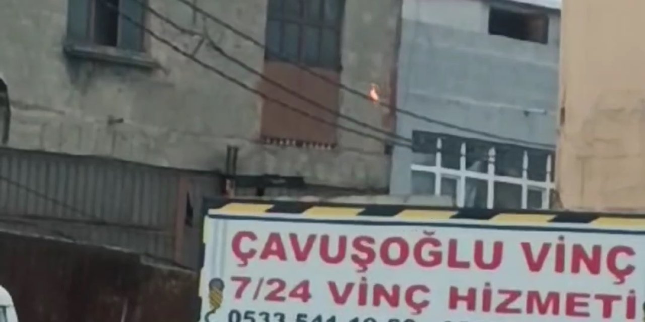 İstanbul- Sultangazi'de Kısa Devre Yapan Elektrik Kabloları Patlayarak Yandı