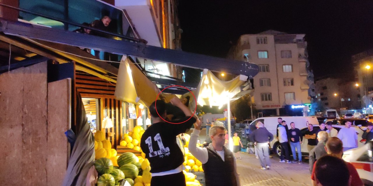 Bursa'da 6'ncı Kattaki Balkondan Manavın Brandasına Düşen Kadın, Ağır Yaralandı