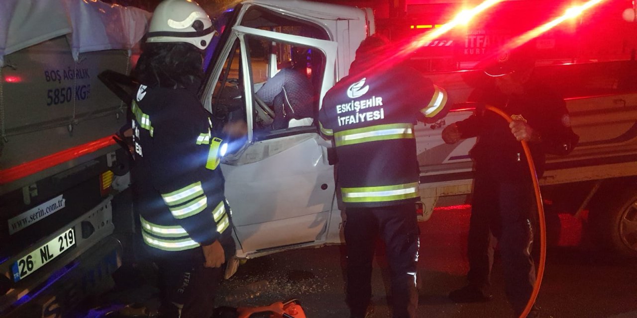 Park Halindeki Tır'ın Dorsesine Çarpan Kamyonet Sürücüsü Yaralandı