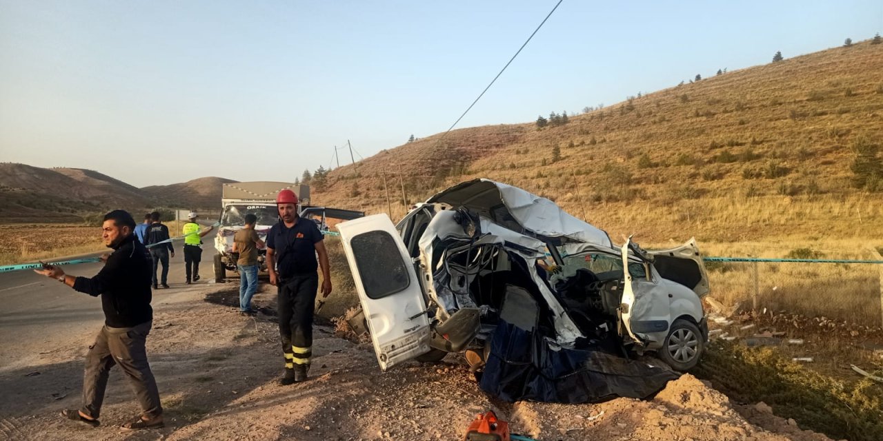 Aksaray'da Hafif Ticari Araç İle Kamyonet Çarpıştı: 1 Ölü, 4 Yaralı