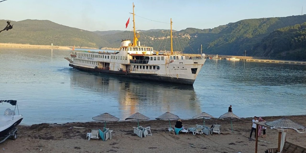 Amasra'da Çapası Hasar Gören Restoran Vapur Karaya Oturdu; O Anlar Kamerada