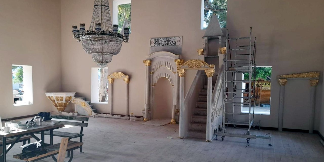 Tarihi Camideki Restorasyonda Orijinal Kök Boyalar Yerine Altın Varak Kullanılmış