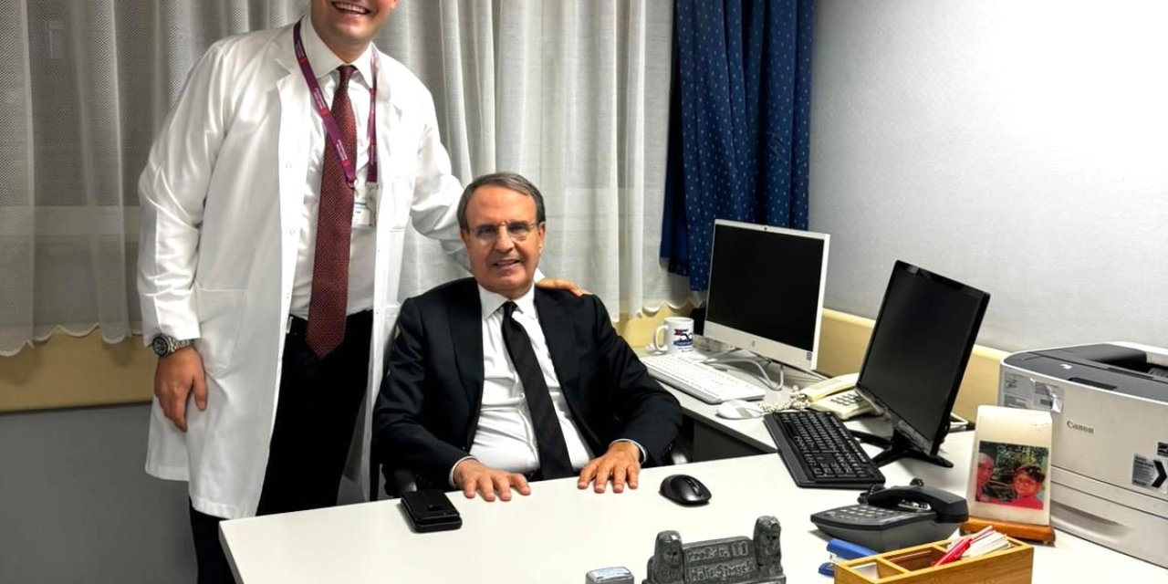 Babasının Odasında Onun Gibi Hastaları Tedavi Ediyor