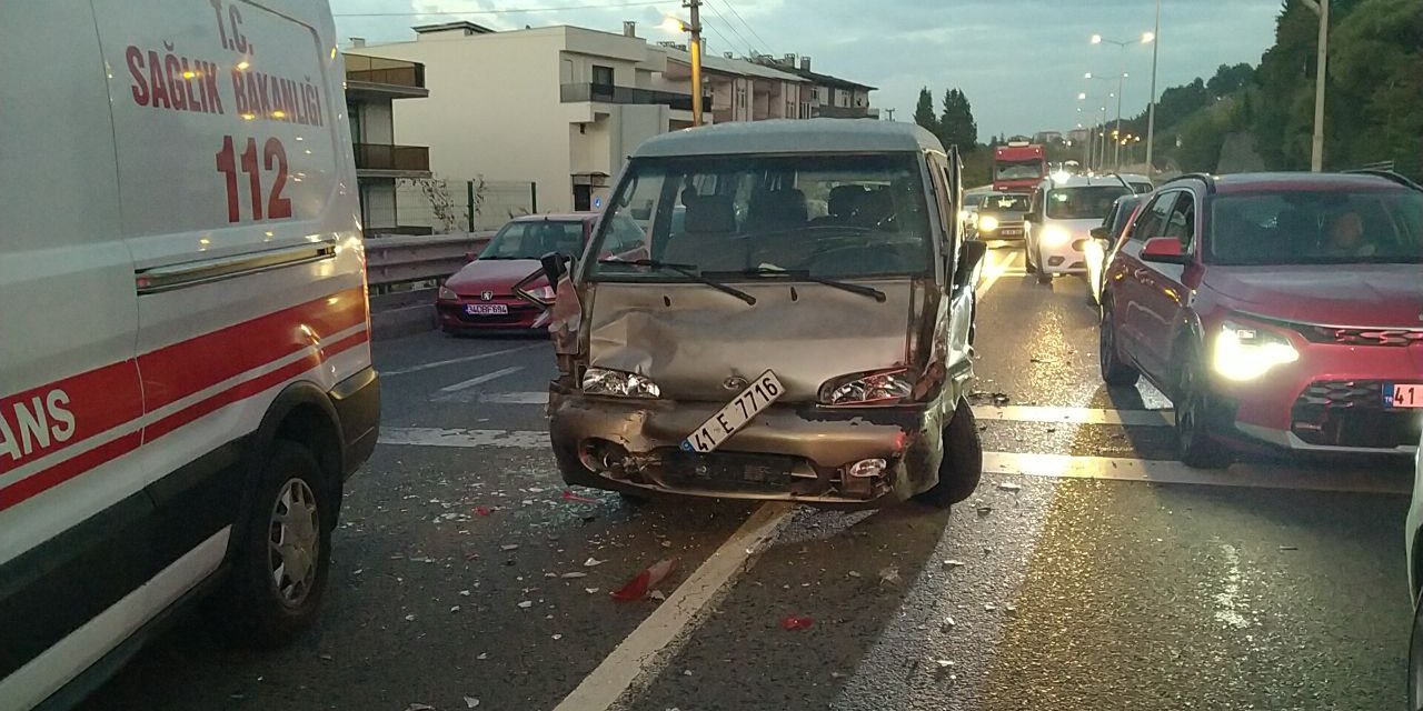 Freni Arızalanan Minibüs Kırmızı Işıkta Bekleyen 4 Araca Çarptı