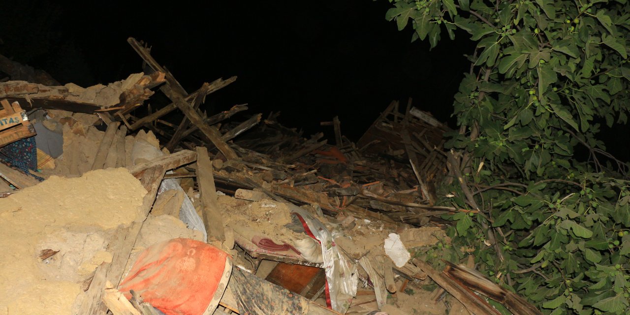 Tokat'ta Tek Katlı Ahşap Ev Çöktü; Enkazda Kalan Kişi Yaralandı