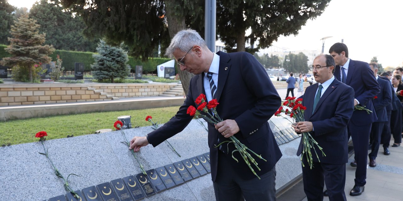 Sağlık Bakanı Kemal Memişoğlu, Bakü’de Şehitlikleri Ziyaret Etti