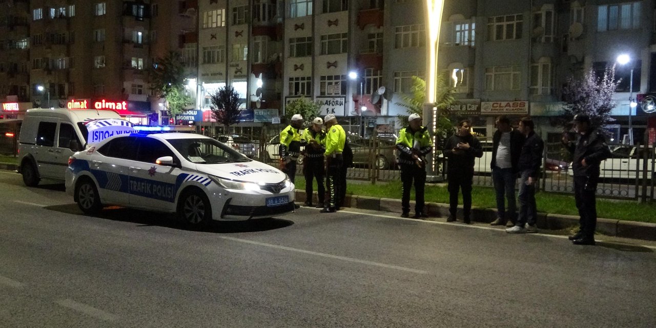 Refüjdeki Demirlerden Atlayıp, Yolun Karşısına Geçmek İsterken Canından Oldu
