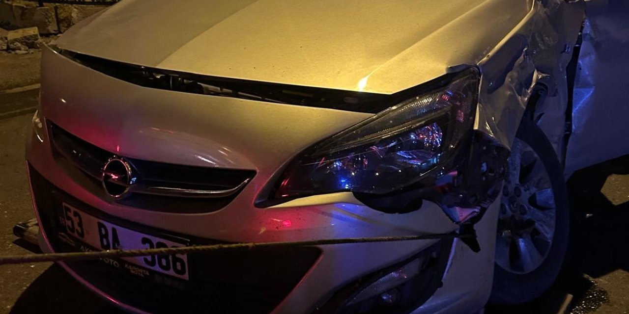 Siirt'te İki Otomobil Çapıştı, 2 Sürücü Yaralandı