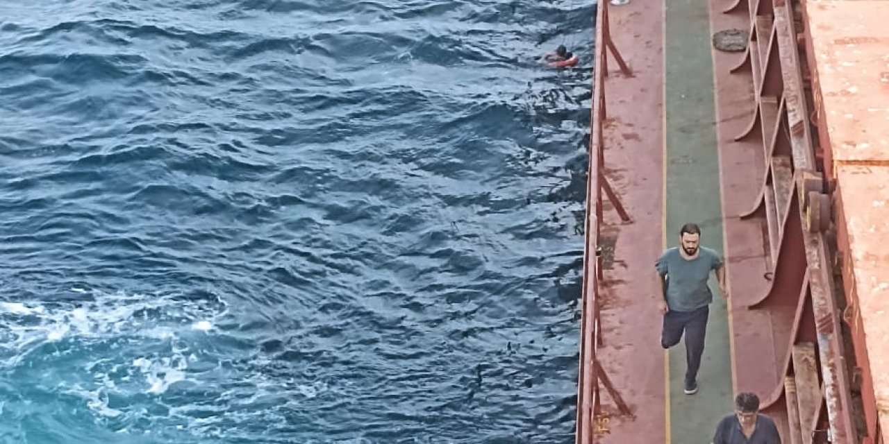 Türkeli Açıklarında, Seyir Halindeki Gemiden Denize Düşen 2'inci Kaptan 20 Saat Sonra Kurtarıldı