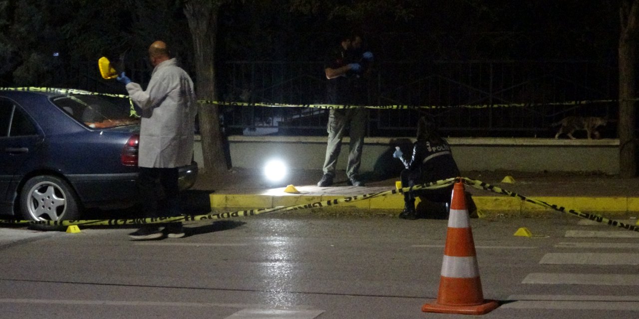 İş Yeri Önünde Silahlı Saldırı: 2 Yaralı