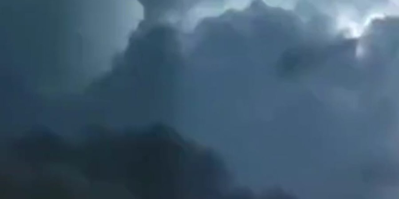 İstanbul'da 'Elektrik Fırtınası' Gökyüzünü Aydınlattı