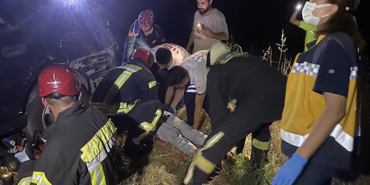 Otomobilin Tarlaya Devrildiği Kazada Arka Koltuktan Fırlayıp Aracın Altında Kaldı; 4 Yaralı