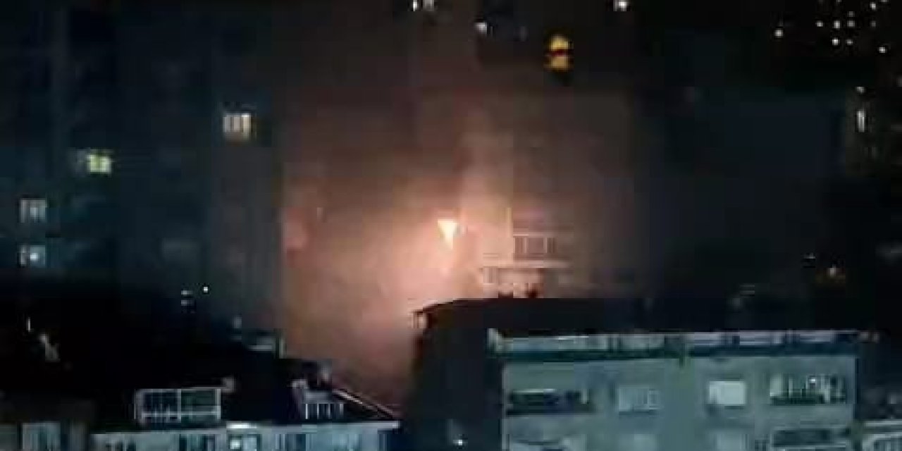 İstanbul-eyüpsultan'da Elektrik Tellerindeki Patlamalar Sokağı Aydınlattı