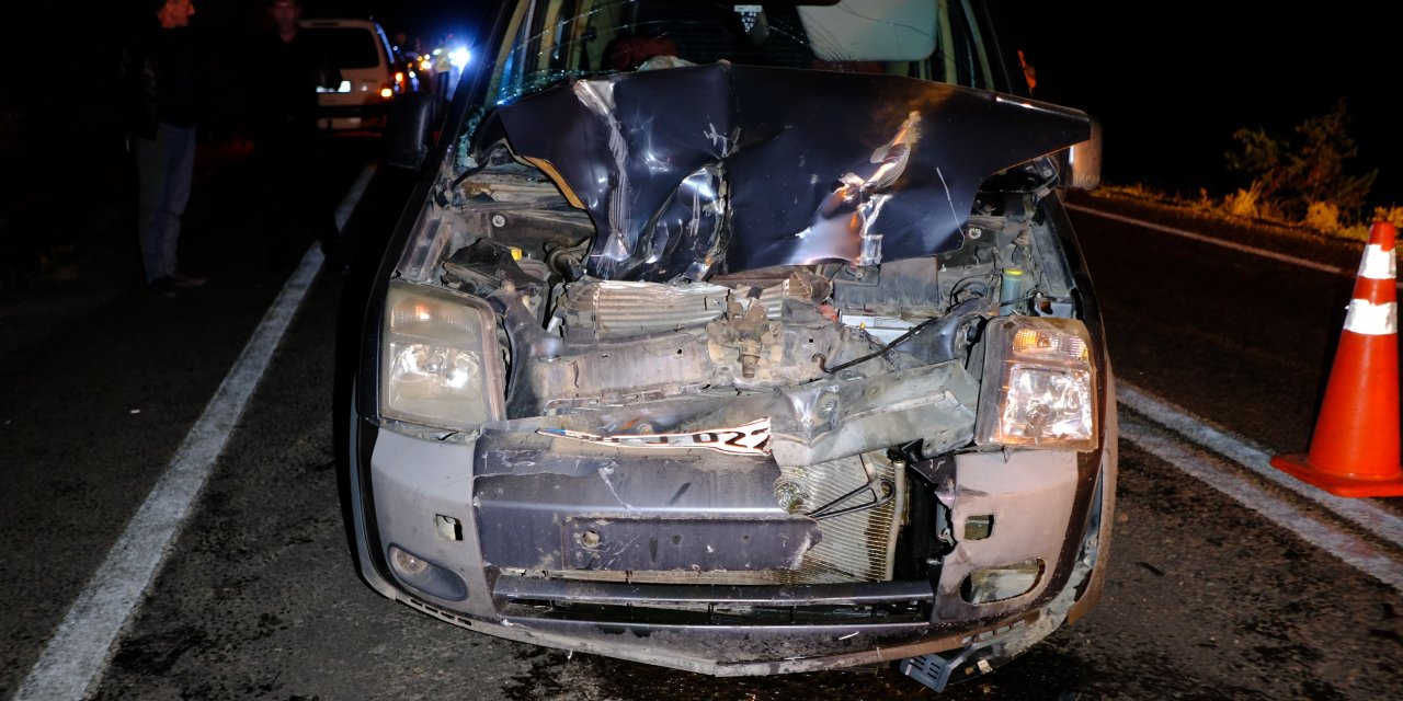 Kayseri'de Hafif Ticari Araç, Traktöre Çarptı: 2 Yaralı