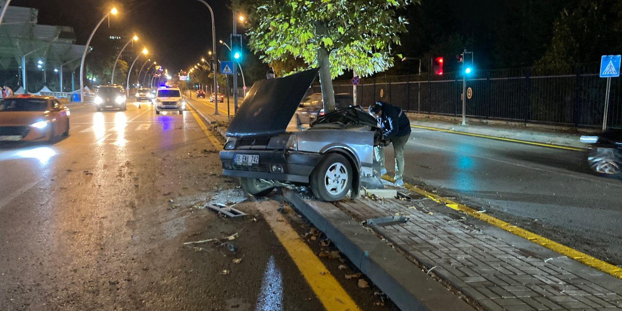 Ağaca Çarpıp İkiye Bölünen Otomobilin Yarısı Karşı Şeride Geçti: 2 Yaralı