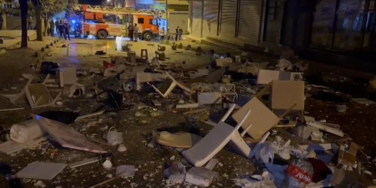 İstanbul-sultanbeyli'de Terk Edilen Eş Evi Ateşe Verdi, Eşyaları Sokağa Attı