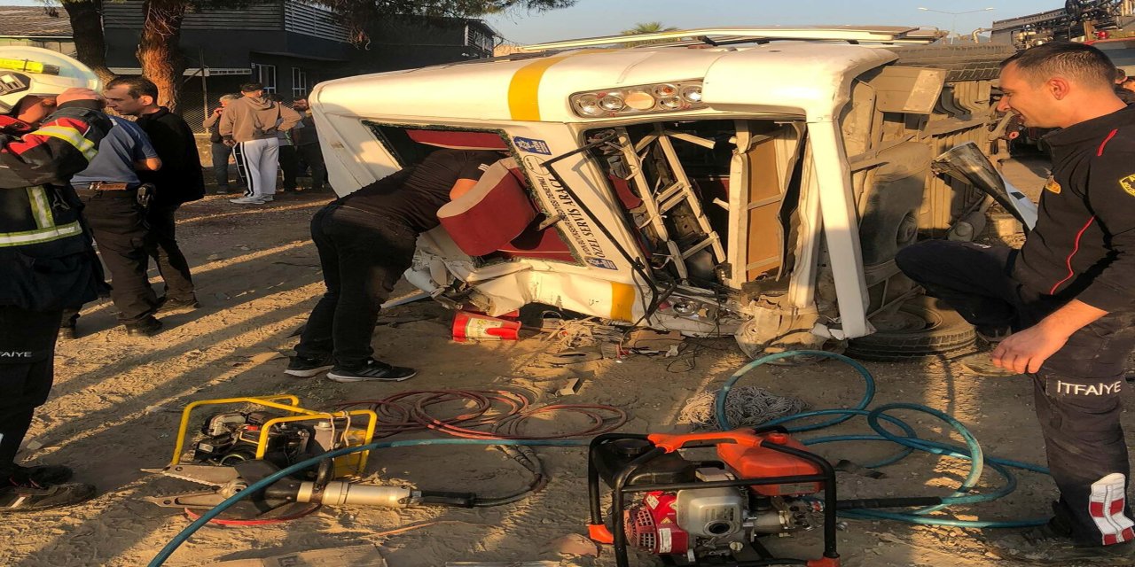 İşçi minibüsüyle tanker çarpıştı: 12 yaralı