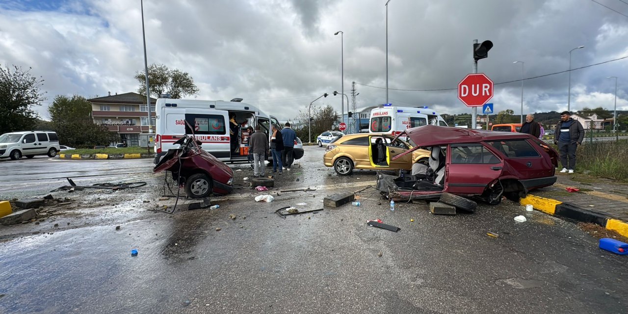 Kavşakta Çarpışan Otomobillerden Biri İkiye Bölündü; 1'i Çocuk, 6 Yaralı