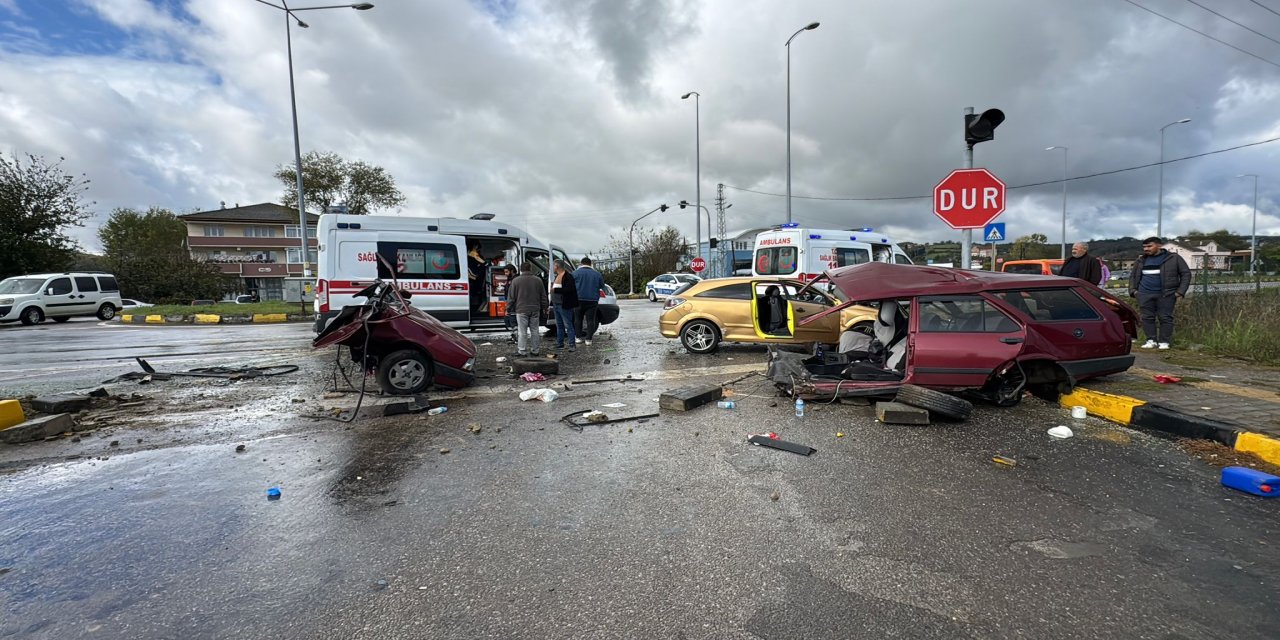 Kavşakta çarpışan otomobillerden biri ikiye bölündü; 1'i çocuk, 6 yaralı