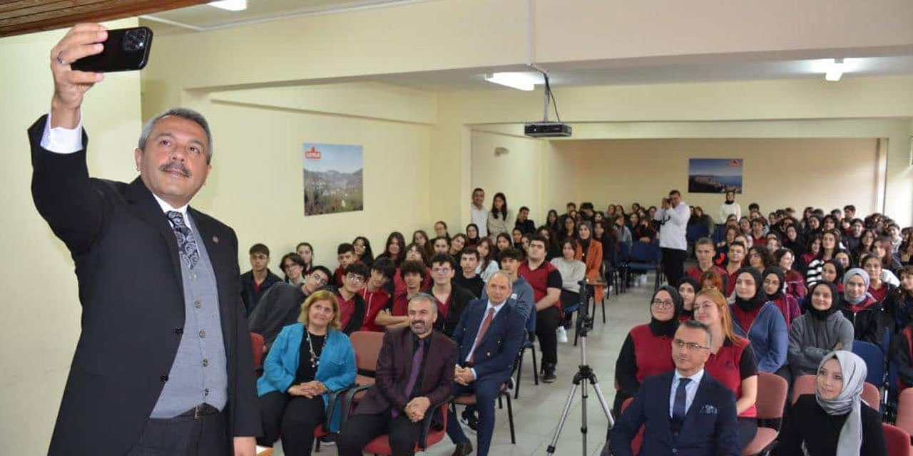 Vali Baydaş Rize Sosyal Bilimler Lisesinde Kariyer Günlerinin konuğu oldu