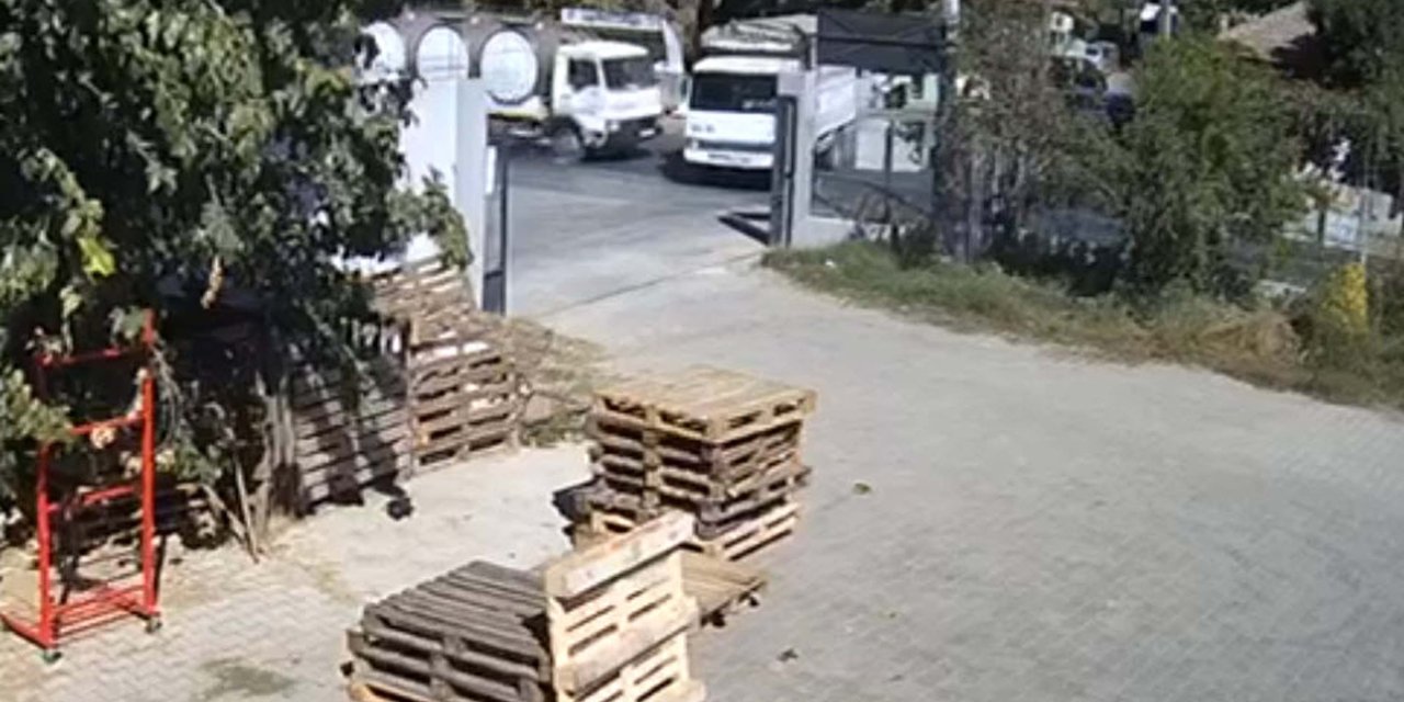 İzmir'de Süt Tankeri İle Kamyon Çarpıştı; Sürücülerin Yaralandığı Kaza Kamerada