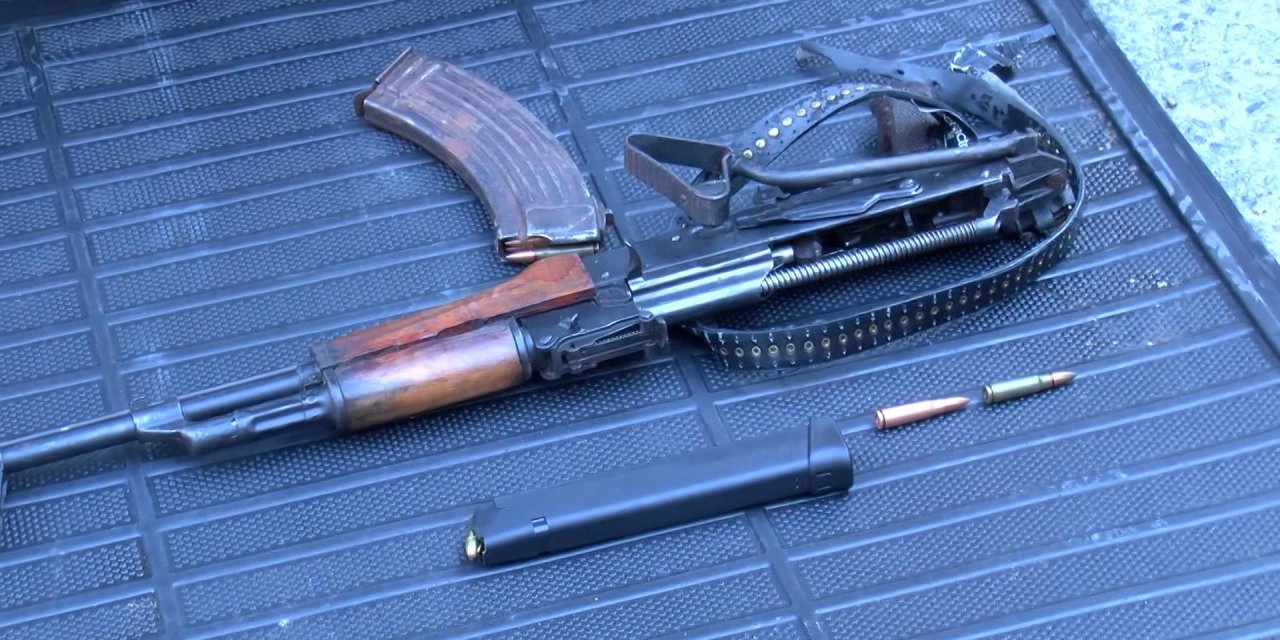 Gaziosmanpaşa'da Kovalamaca Sonucu Yakalanan Otomobilde Kalaşnikof Ele Geçirildi