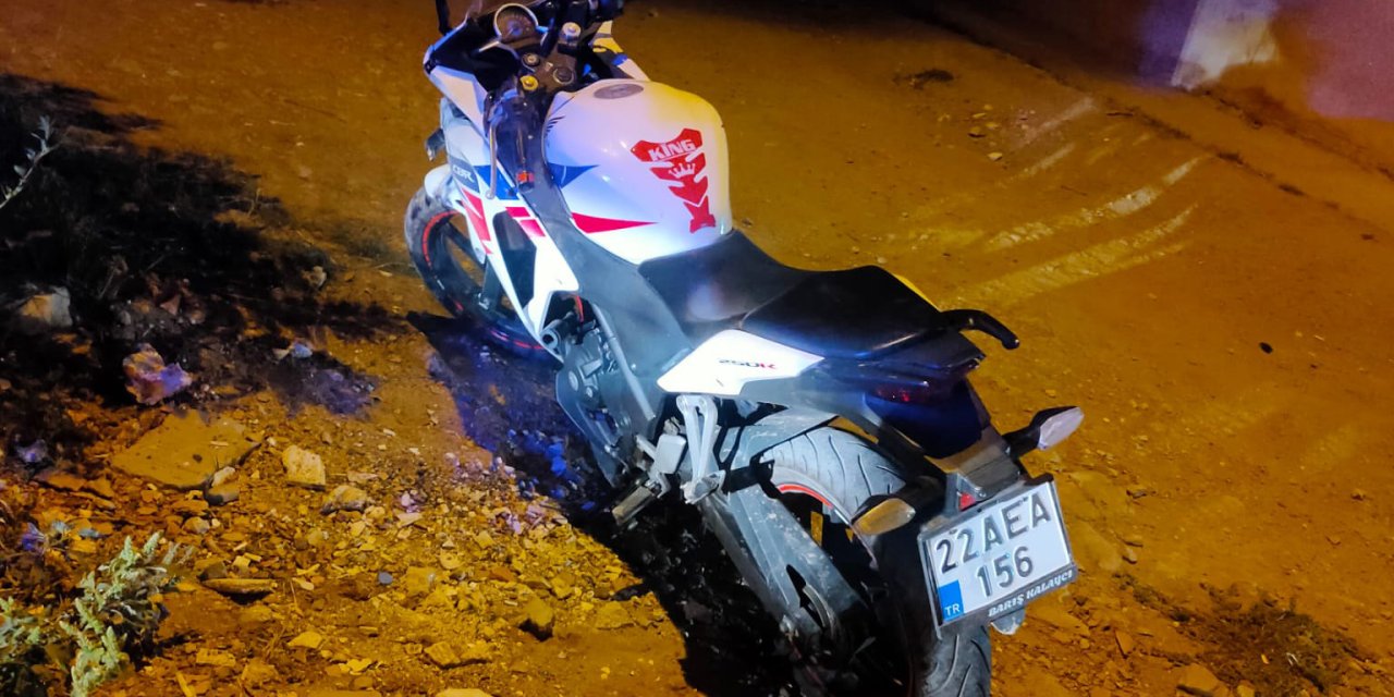 Edirne'de, Devrilen Motosikletteki 2 Kişi Yaralandı