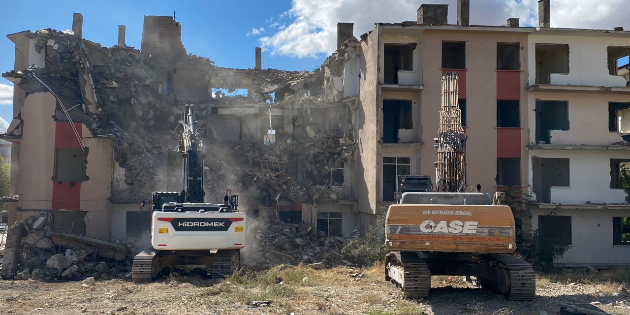 Elazığ'da Depremlerde Ağır Hasar Alan Binalar Kontrollü Yıkılıyor