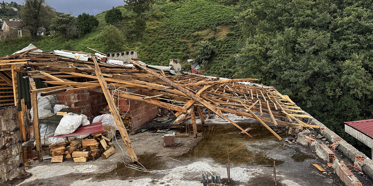 Rize'de hortum binanın çatısını uçurdu