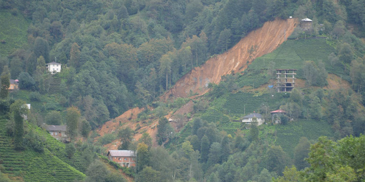 Rize'de heyelan; 2 boş ev toprak altında kaldı