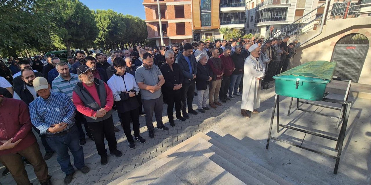 Balkondan Düşerek Ölen Fatih Öğretmen Toprağa Verildi