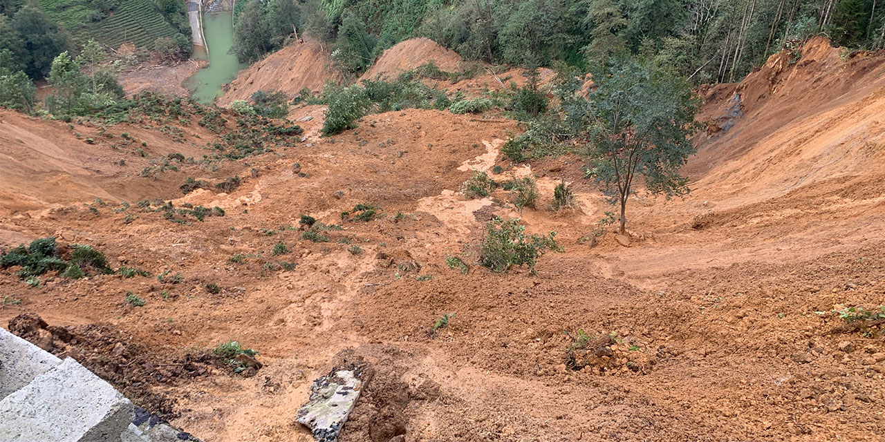 Rize'de heyelanda kayan toprağın önünü tıkadığı derede temizlik çalışması