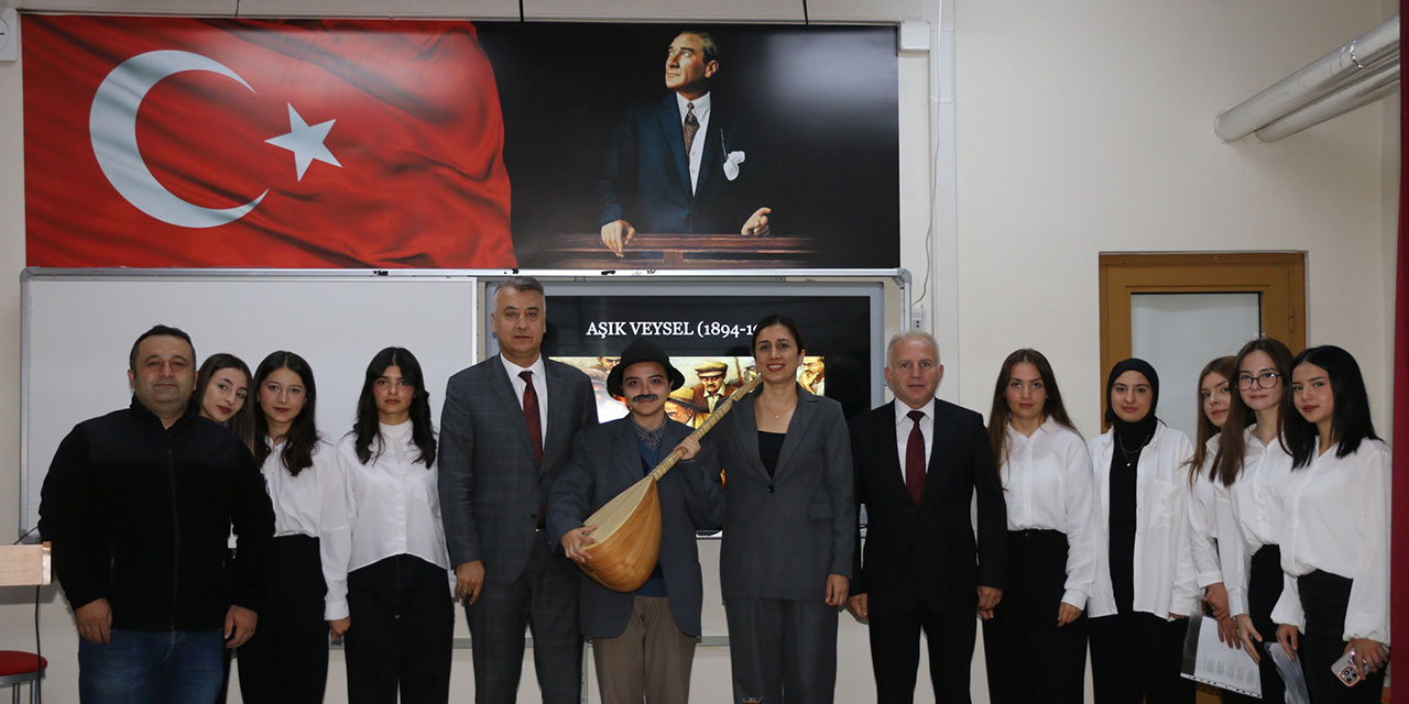 Amasya’da öğrenciler Aşık Veysel’i canlandırarak ders işledi