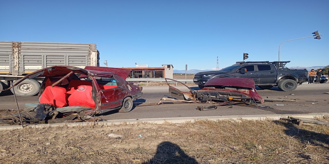 Hafif ticari araçla çarpışan otomobil ikiye bölündü: 2'si ağır, 4 yaralı
