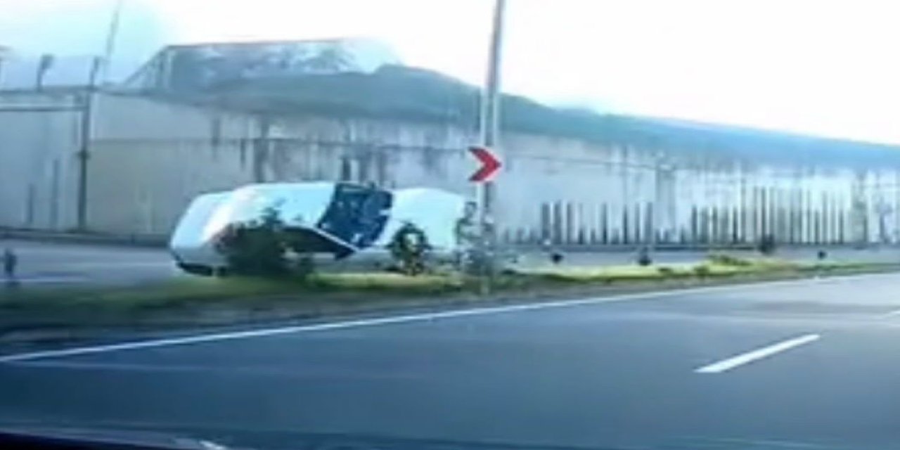 Otomobilin elektrik direğine çarptığı kaza kamerada