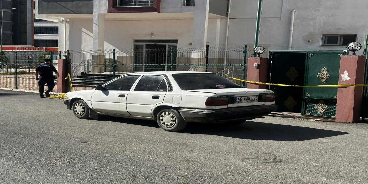 Evde tüfekle eşini öldürüp, otomobilde intihar etti