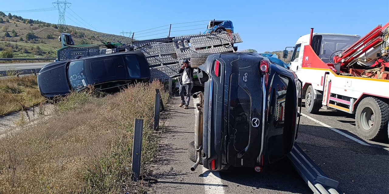 Devrilen TIR’daki sıfır kilometre cipler hasar gördü