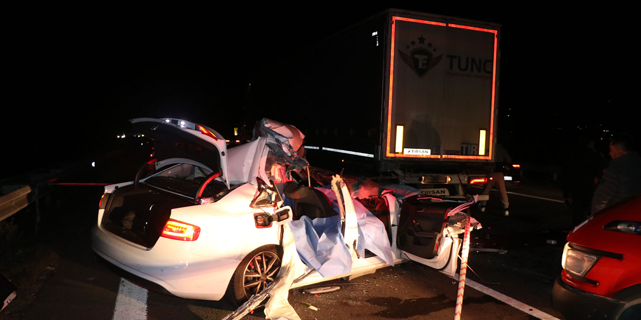 Otoyolda TIR’a çarpan otomobilde 2 kişi öldü