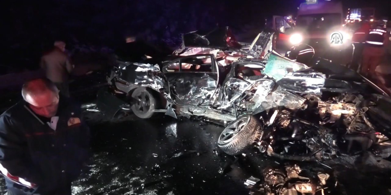 Erzincan'da otomobil ile tırın çarpıştığı kazada 3 kişi öldü