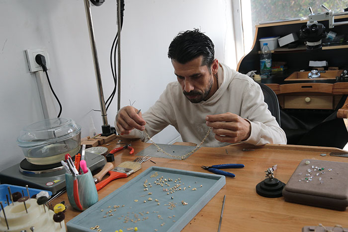 Değerli taşlara ve altına takılarla hayat veriyor