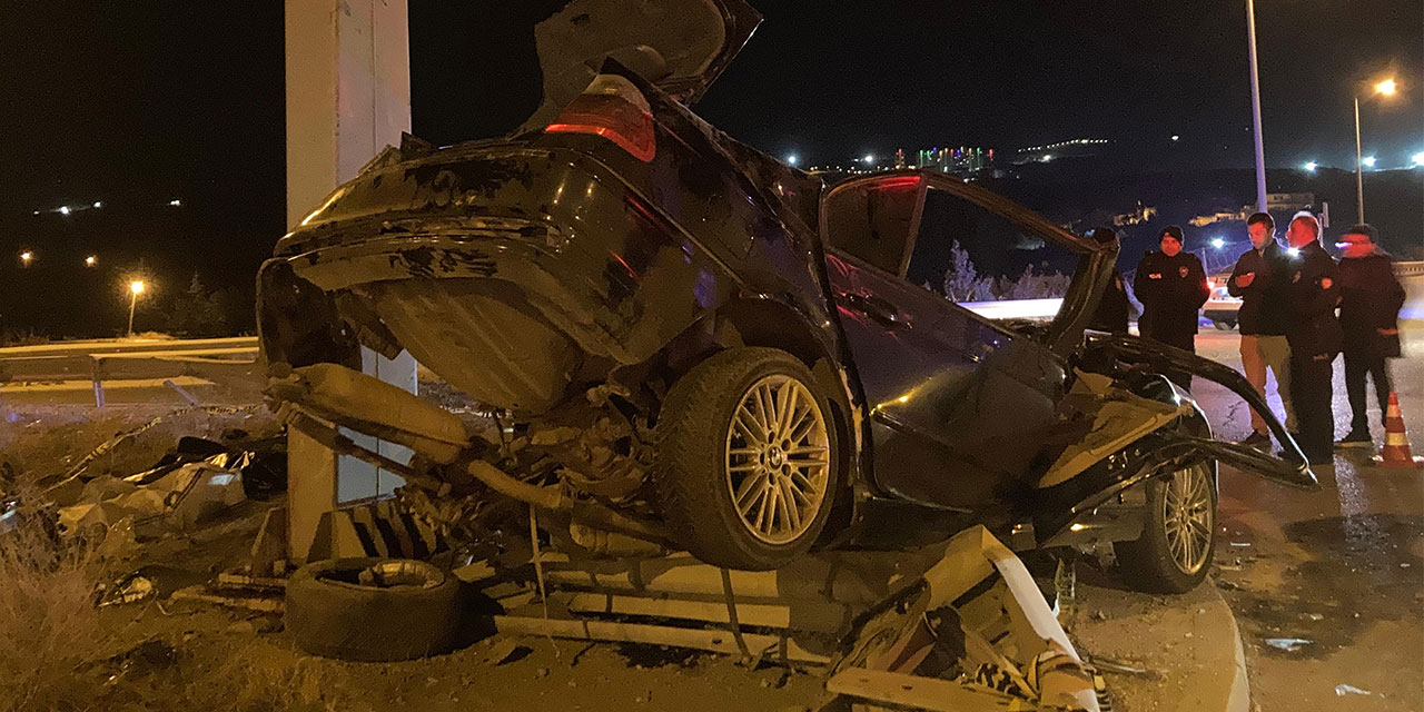 Ankara'da yön tabelası direğine çarpan otomobildeki 4 kişi öldü, 1 kişi yaralandı