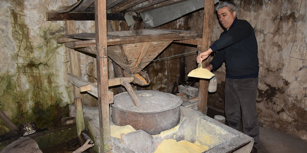 Dede mirası değirmende eşiyle geleneksel yöntemlerle un öğütüyor