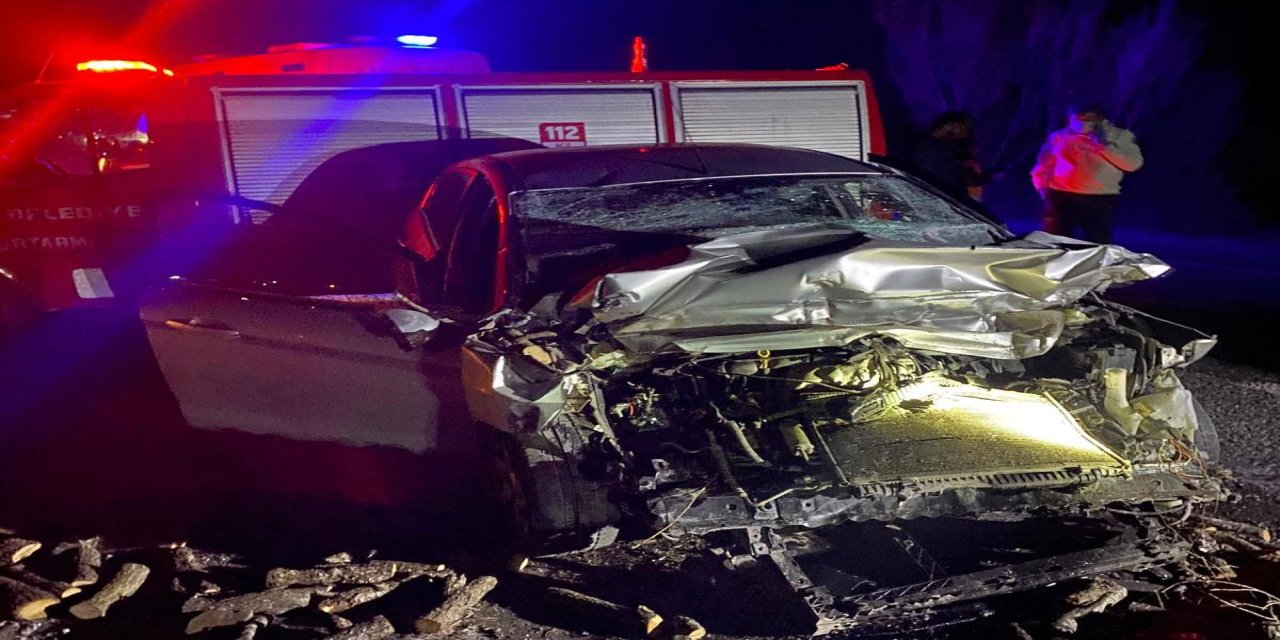 Tokat'ta otomobil ile traktörün çarpıştığı kazada 1 kişi öldü, 2 kişi yaralandı