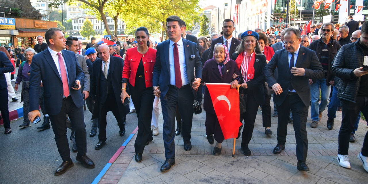 Ortahisar Belediyesi’nden Tarihi Cumhuriyet Yürüyüşü