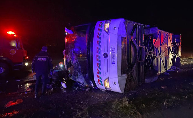 Yolcu Otobüsü Devrildi: 1’i Bebek 5 Ölü, 23 Yaralı